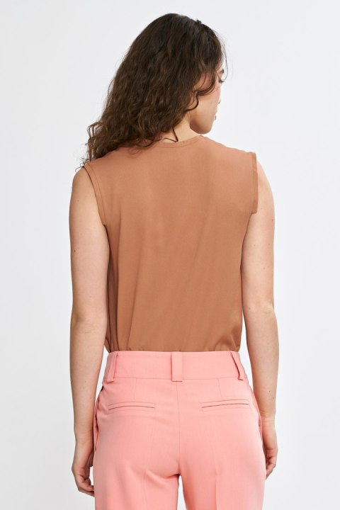 Bluzka bez rękawów z dekoltem V B191 Carmel - Nife